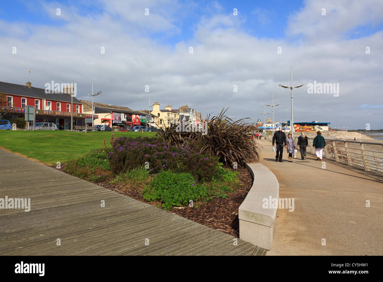Les gens qui marchent sur la promenade du front de mer d'une station balnéaire sur la côte est à Newcastle, Co vers le bas, l'Irlande du Nord, Royaume-Uni Banque D'Images