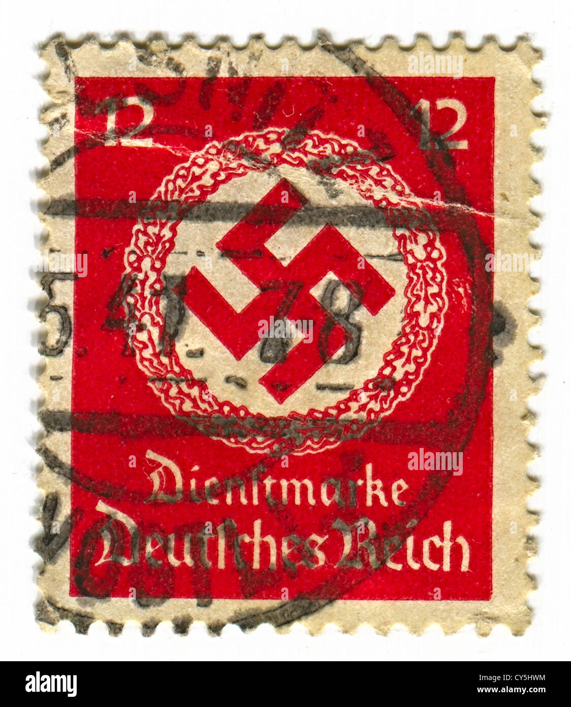 Allemagne - circa 1937 : timbre imprimé en Allemagne montre l'image de la croix gammée est une croix équilatérale. Banque D'Images