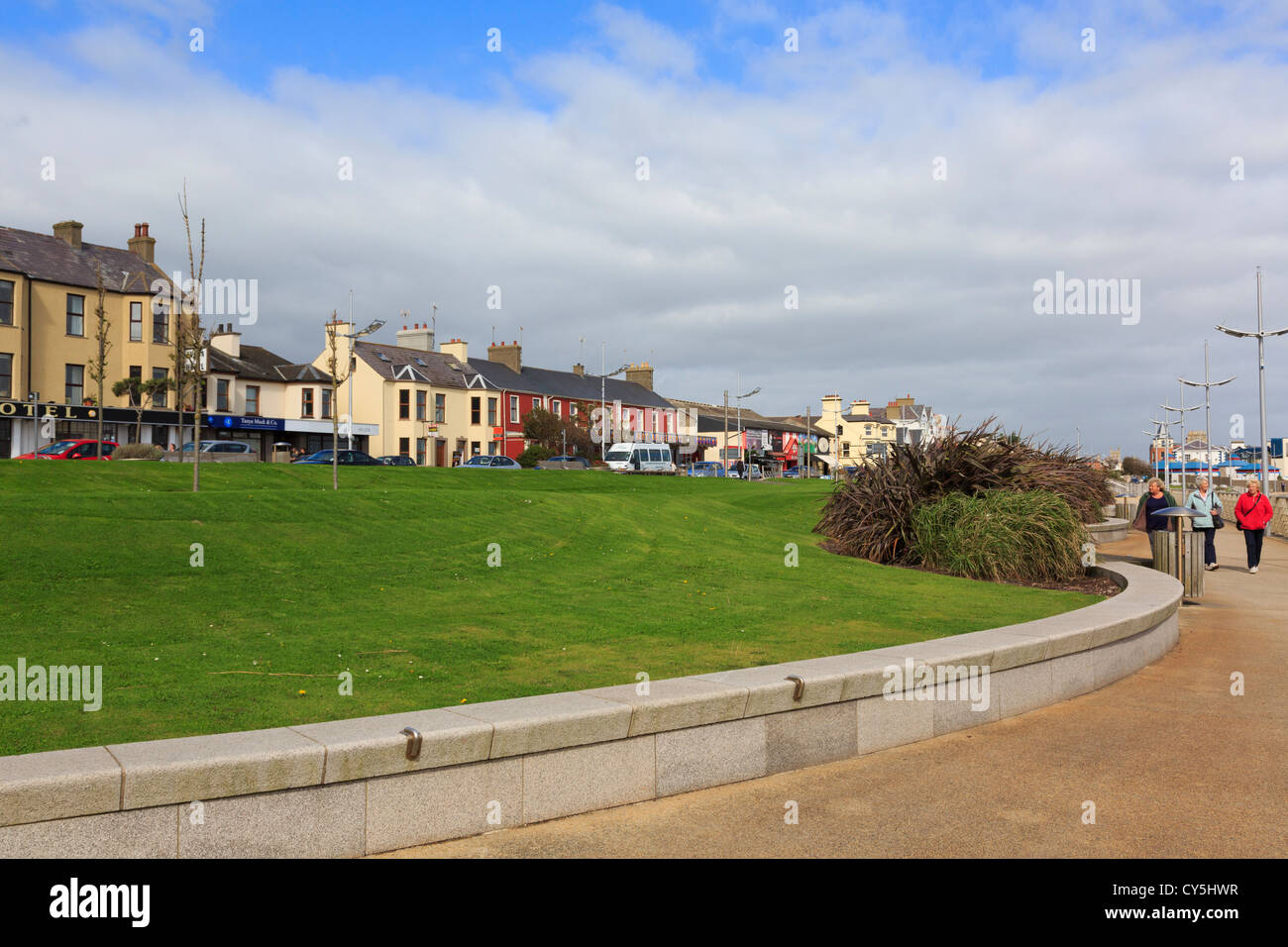 Les gens qui marchent sur la promenade du front de mer d'une station balnéaire sur la côte est à Newcastle, Co vers le bas, l'Irlande du Nord, Royaume-Uni Banque D'Images