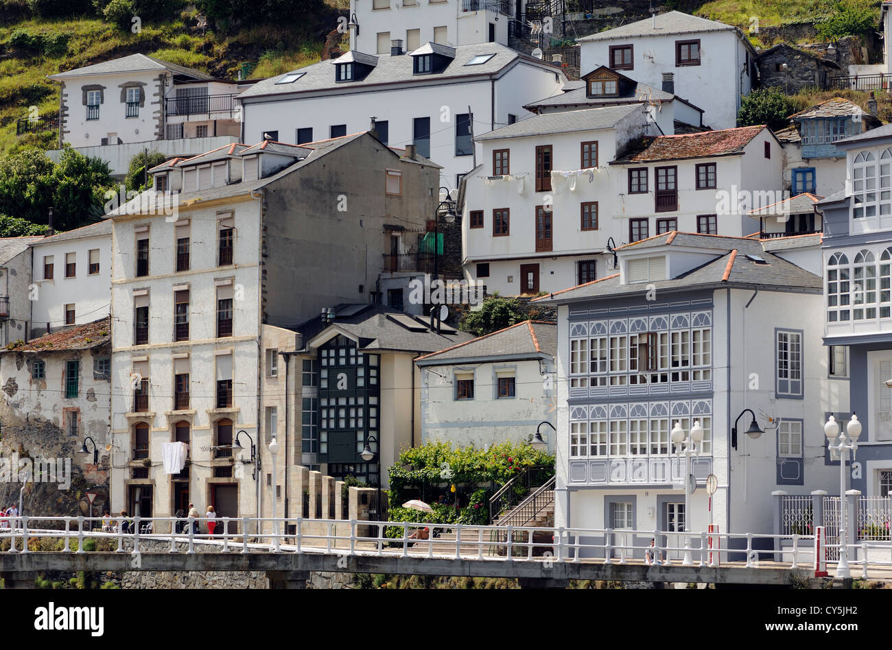 Maisons du port. Luarca, Asturias, Espagne Banque D'Images