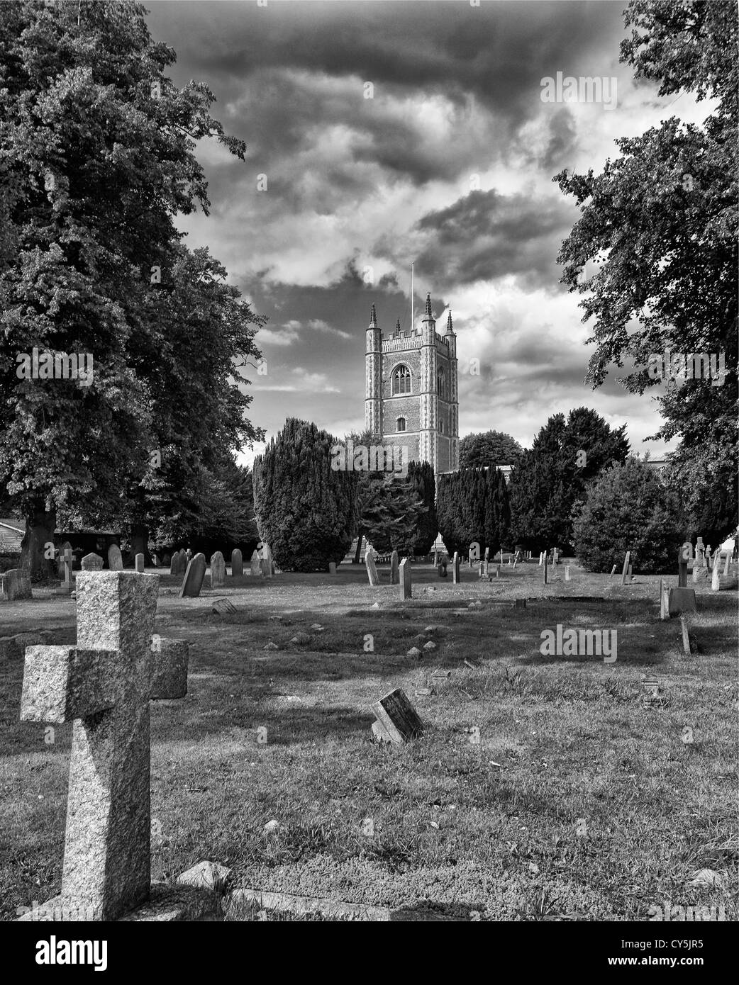 L'image monochrome à fort contraste d'une église et un cimetière, Deadham, Essex, Angleterre Banque D'Images