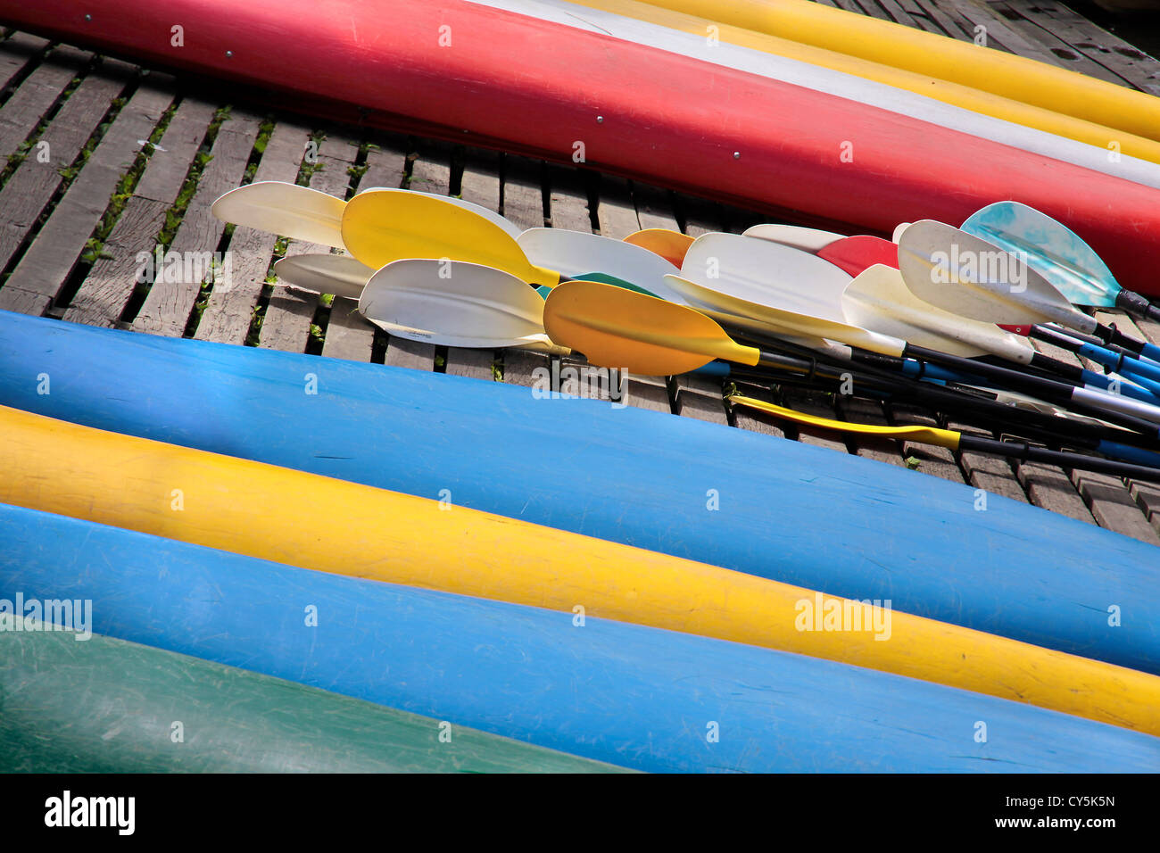 Kayaks colorés inversée et de l'aviron sur la rive, Christchurch, Canterbury, South Banque D'Images