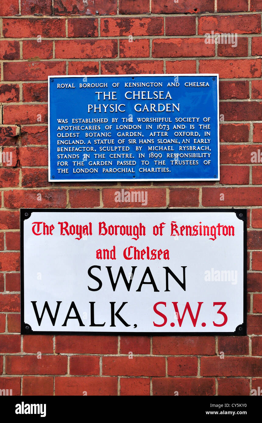 Londres, Angleterre, Royaume-Uni. Chelsea Physic Garden dans Swan Walk - plaque sur un mur extérieur Banque D'Images