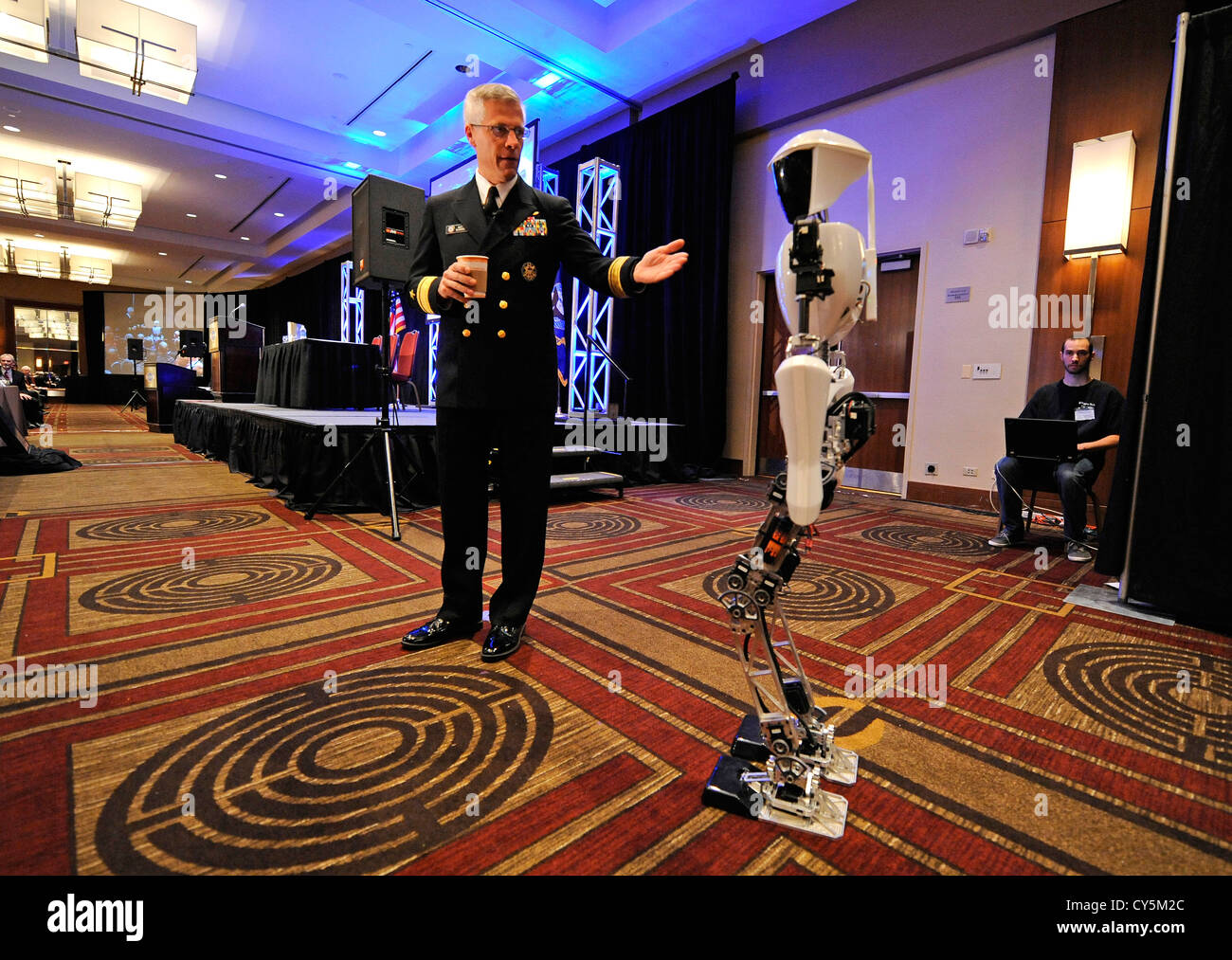 Adm arrière. Matthieu Klunder, chef de la recherche navale, présente CHARLI-2 à partir de la technologie de la Virginie et de robotique de laboratoire Mécanismes le 22 octobre 2012 à Arlington, VA. CHARLI-2 qui est 5 pied de hauteur sera utilisé par la Marine américaine pour combattre les incendies et protéger les humains d'autres dangers. Banque D'Images