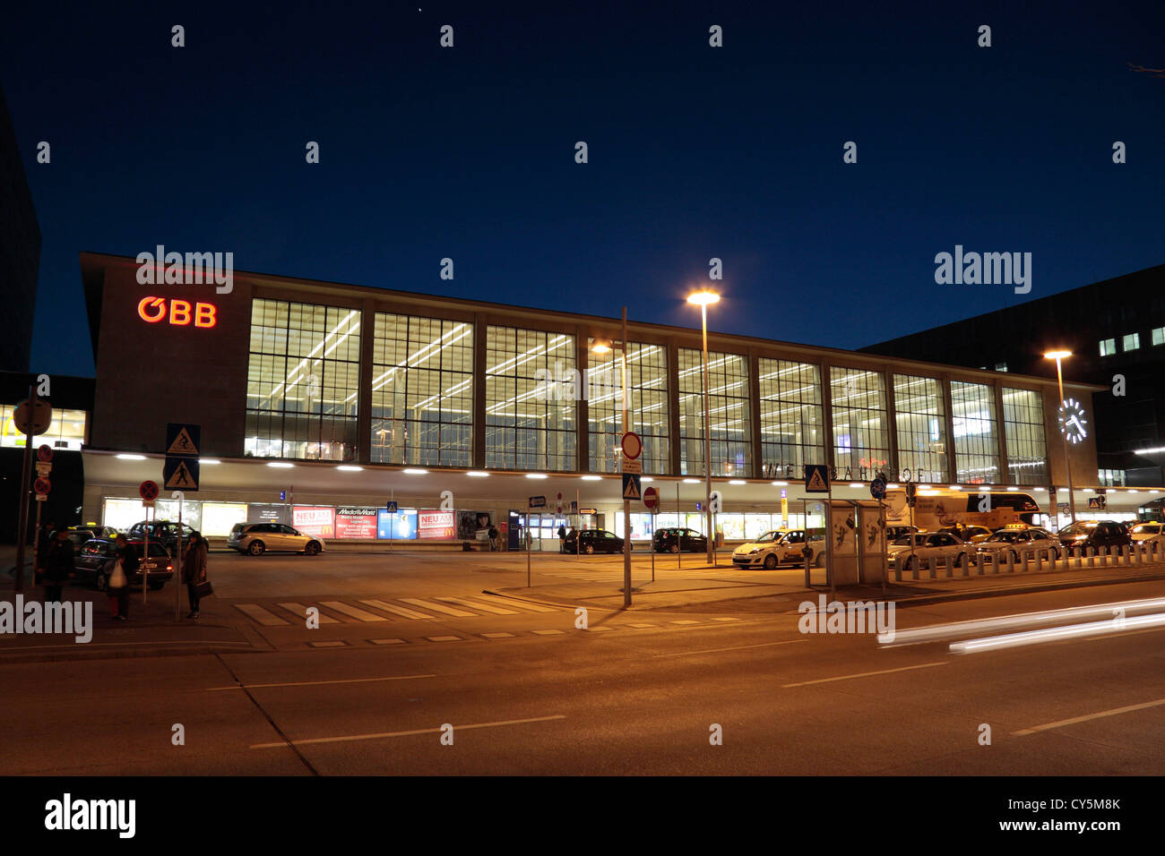 Compte tenu de la soirée externe entrée principale de Wien Westbahnhof (gare de l'ouest de Vienne) Vienne, Autriche. Banque D'Images