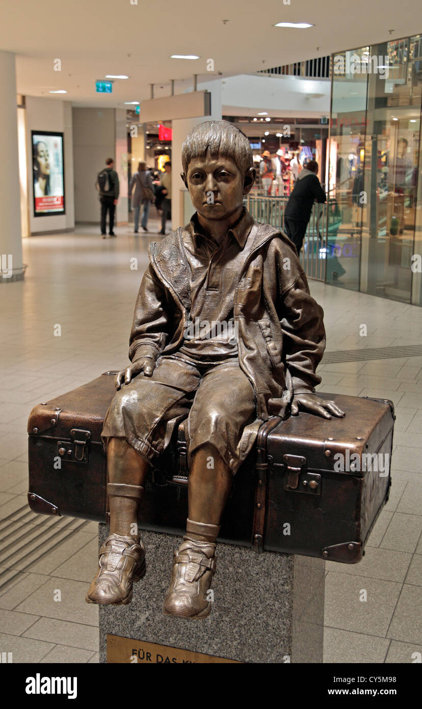 Statue en bronze dédiée à l'enfant de transports dans l'1938/39 Wien Westbahnhof (gare de l'ouest de Vienne) Vienne, Autriche. Banque D'Images