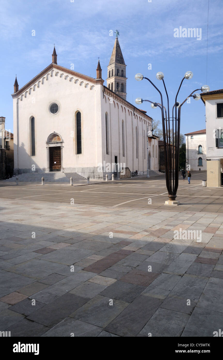 La Piazza Grande et le Duomo di San Giovanni Battista dans le centre d'Oderzo, Veneto, Italie Banque D'Images