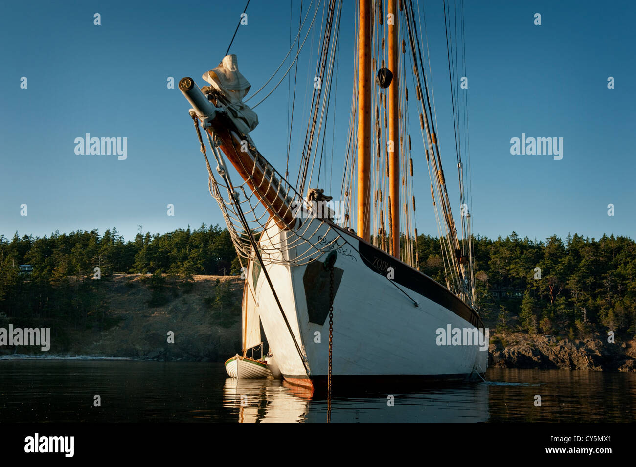 Le grand voilier 'zodiac' et un petit voilier l'ancre au large de l'île de Shaw dans les îles San Jaun de Puget Sound, Washington, USA. Banque D'Images Le grand voilier 'zodiac' et un petit voilier l'ancre au large de l'île de Shaw dans les îles San Jaun de Puget Sound, Washington, USA. Banque D'Images