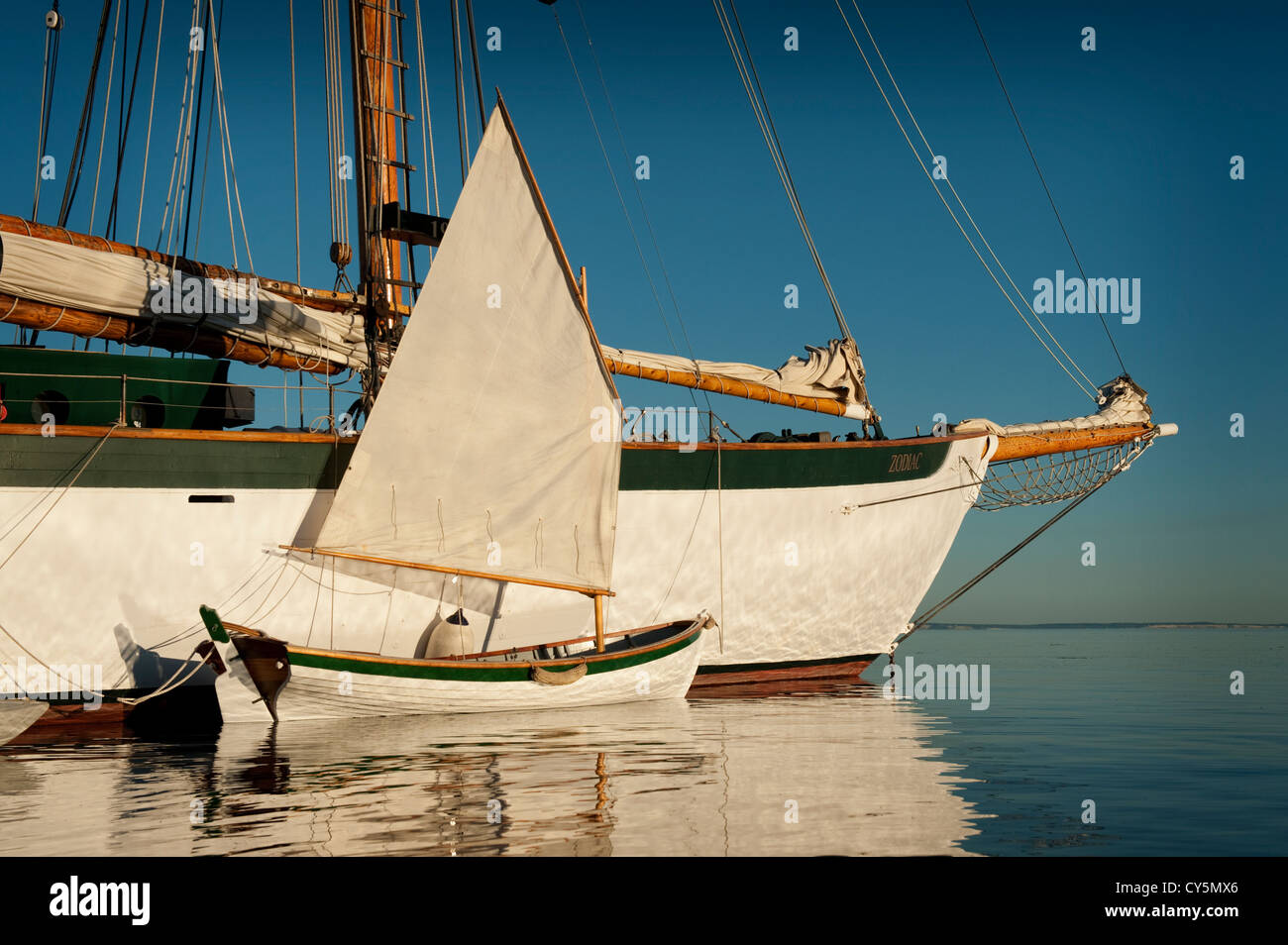 Le grand voilier 'zodiac' et un petit voilier l'ancre au large de l'île de Shaw dans les îles San Jaun de Puget Sound, Washington, USA. Banque D'Images Le grand voilier 'zodiac' et un petit voilier l'ancre au large de l'île de Shaw dans les îles San Jaun de Puget Sound, Washington, USA. Banque D'Images