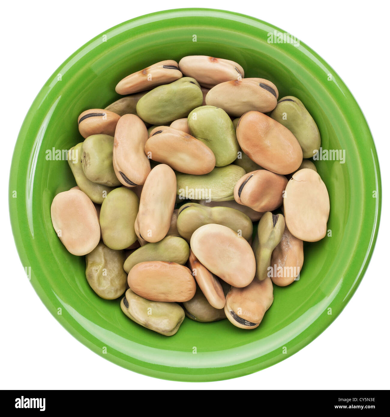 Fava séchées (large) bean dans un petit bol en céramique isolated on white Banque D'Images
