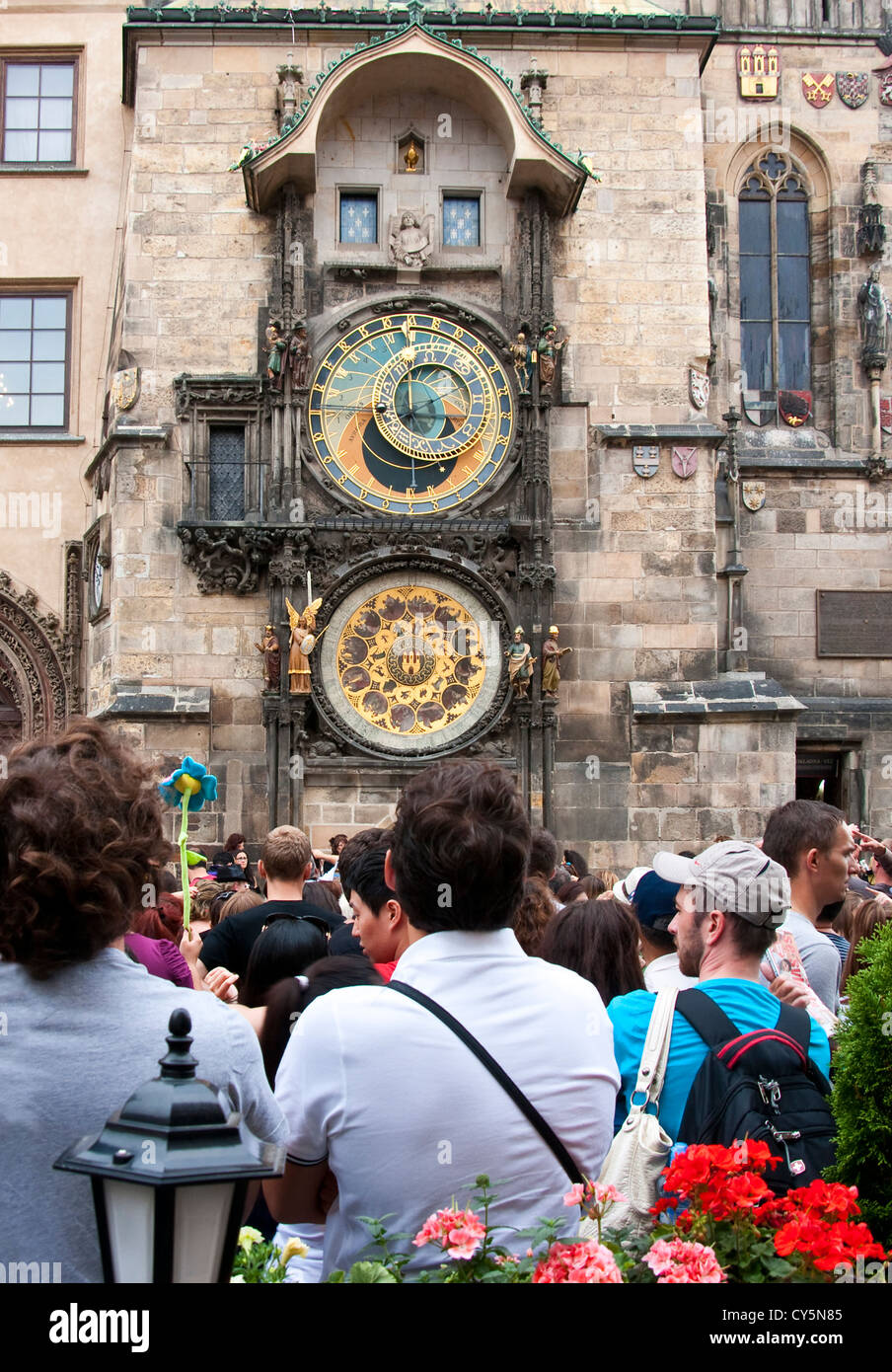 Horloge astronomique médiévale sur la vieille ville de Prague avec tour de l'hôtel de touristes en attente de voir les horaires Banque D'Images