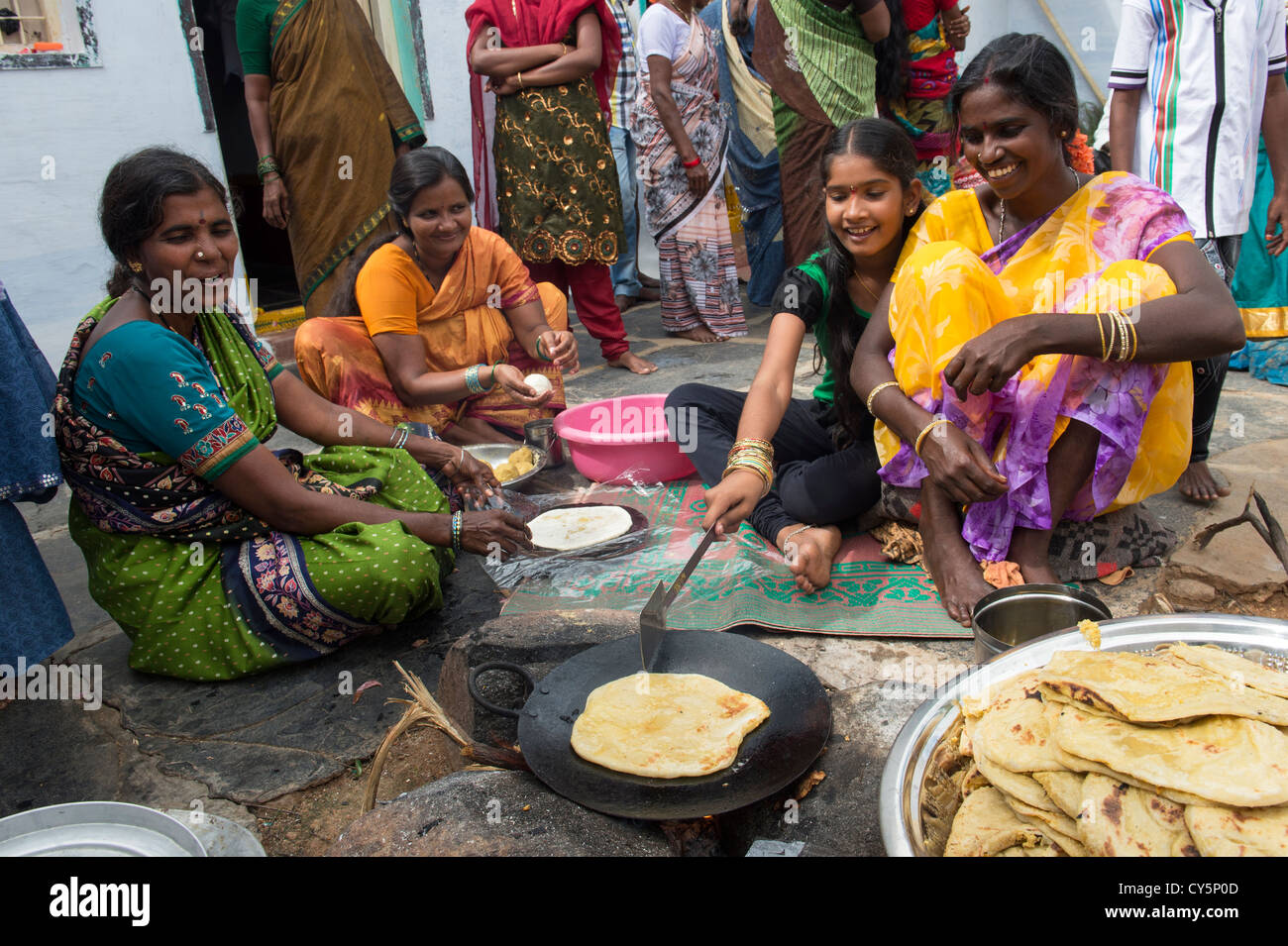 Les femmes indiennes et les filles représentant jagré doux rempli chapathi pour le Dasara festival dans un village de l'Inde rurale. L'Andhra Pradesh, Inde Banque D'Images