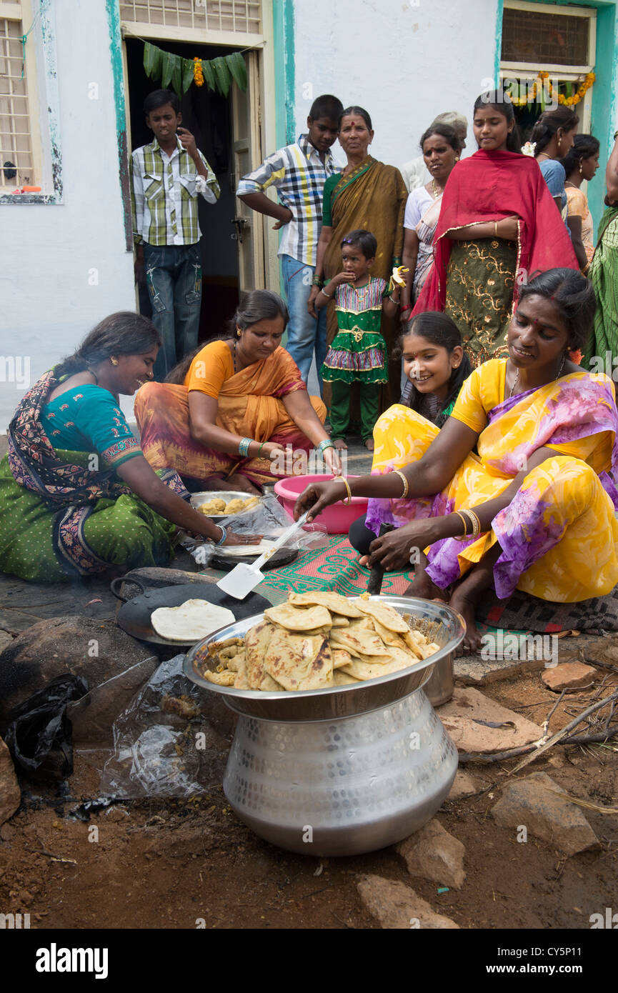 Les femmes indiennes et les filles représentant jagré doux rempli chapathi pour le Dasara festival dans un village de l'Inde rurale. L'Andhra Pradesh, Inde Banque D'Images