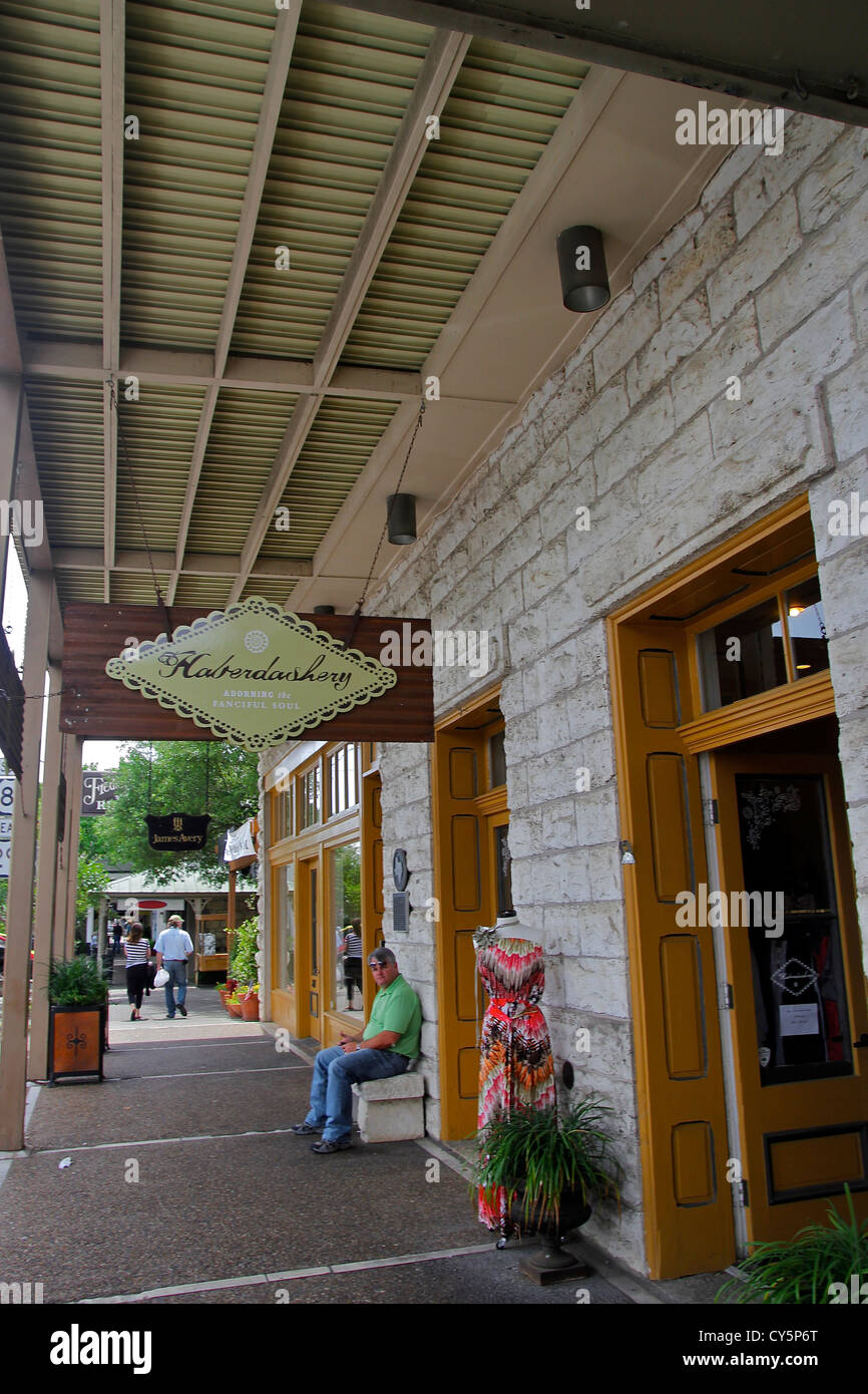 Trottoir et boutiques dans le centre-ville de Fredericksburg, au Texas Banque D'Images