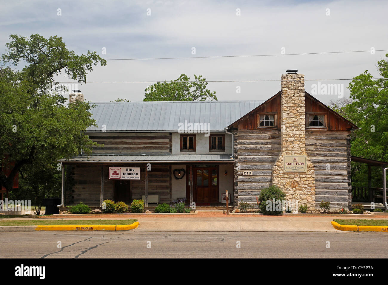Un vieux bâtiment qui abrite aujourd'hui un bureau d'assurance, de Fredericksburg, au Texas Banque D'Images