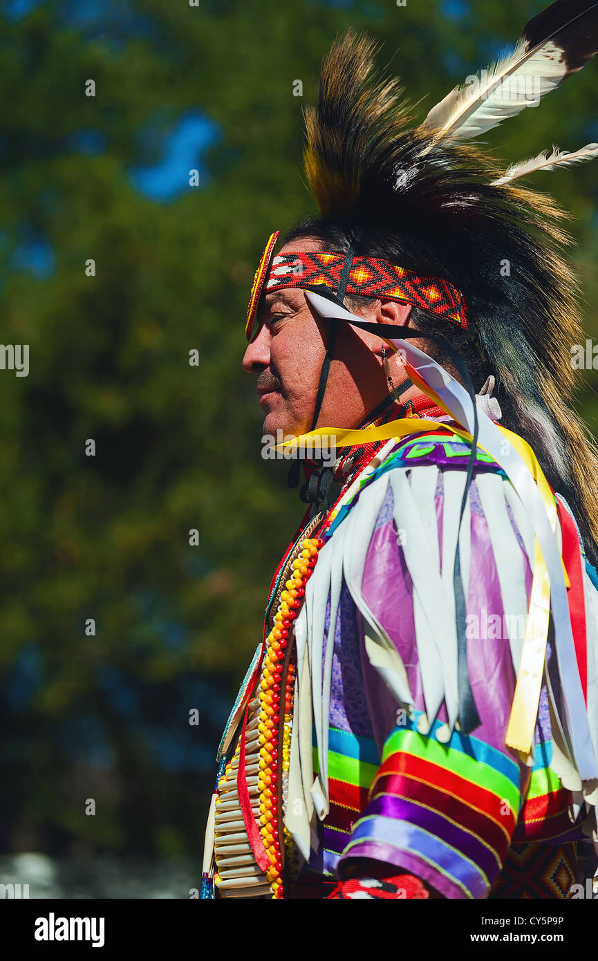 Native American man Chumash, danseur d'herbe, à l'Inter Tribal 2012 Pow Wow, Live Oak camp, Santa Ynez Valley, Californie Banque D'Images