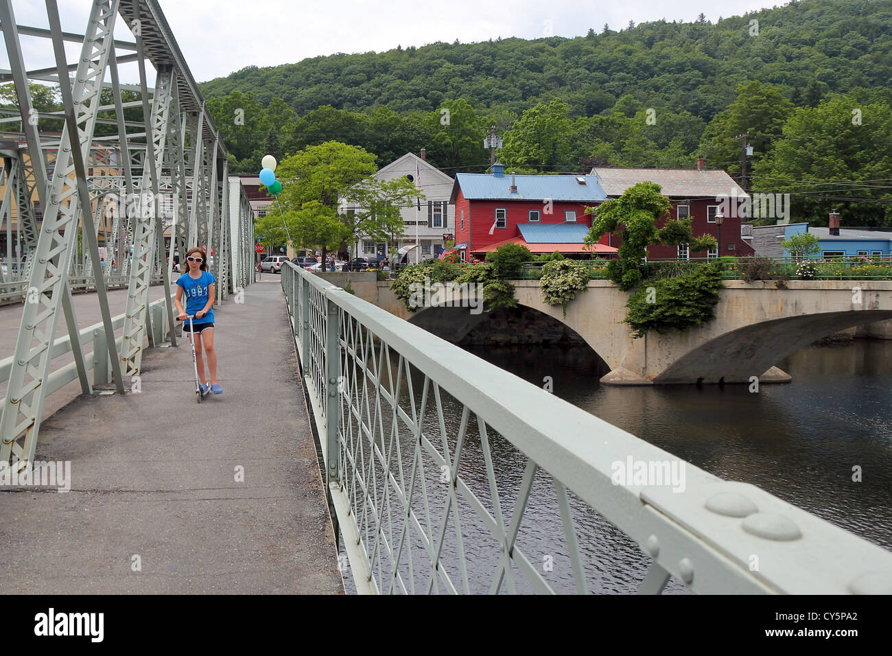 Un enfant sur un scooter à Shelburne Falls, Massachusetts, United States Banque D'Images