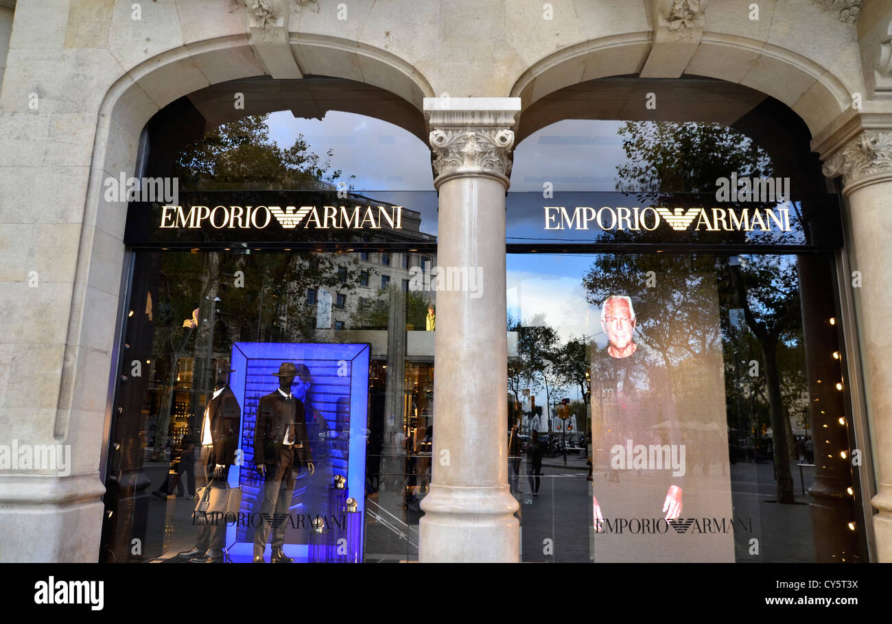 Logo Emporio Armani shop vitrine signe dans le Passeig de Gràcia ...