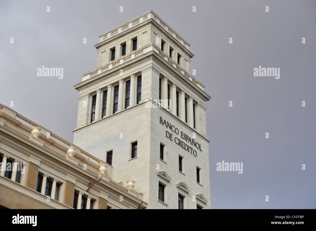 La Banque Espagnole de Crédit sur la Plaça de Catalunya à Barcelone avec des nuages noirs au-dessus Banque D'Images