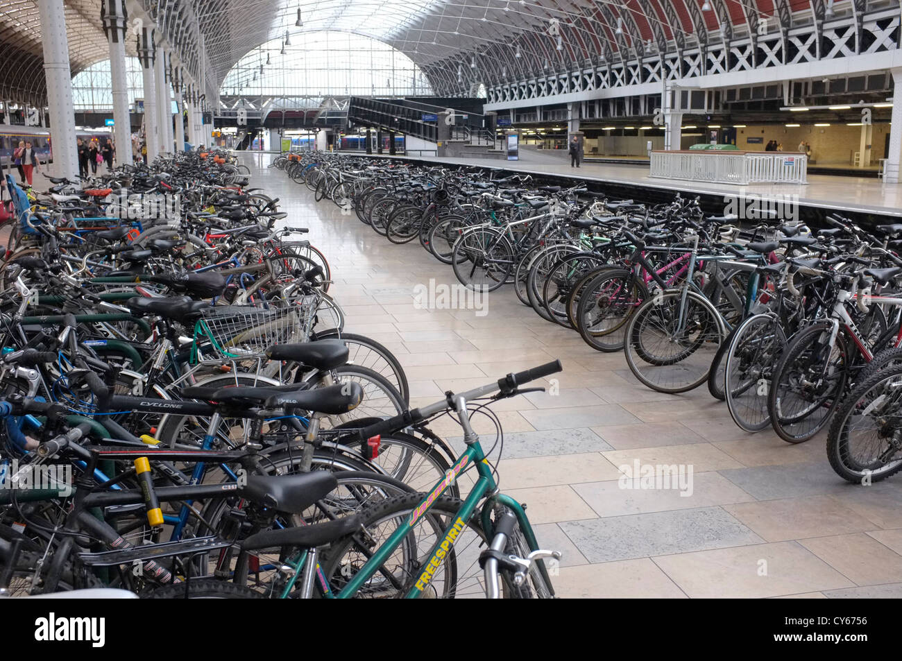 Vélos garés à la gare de Paddington Banque D'Images
