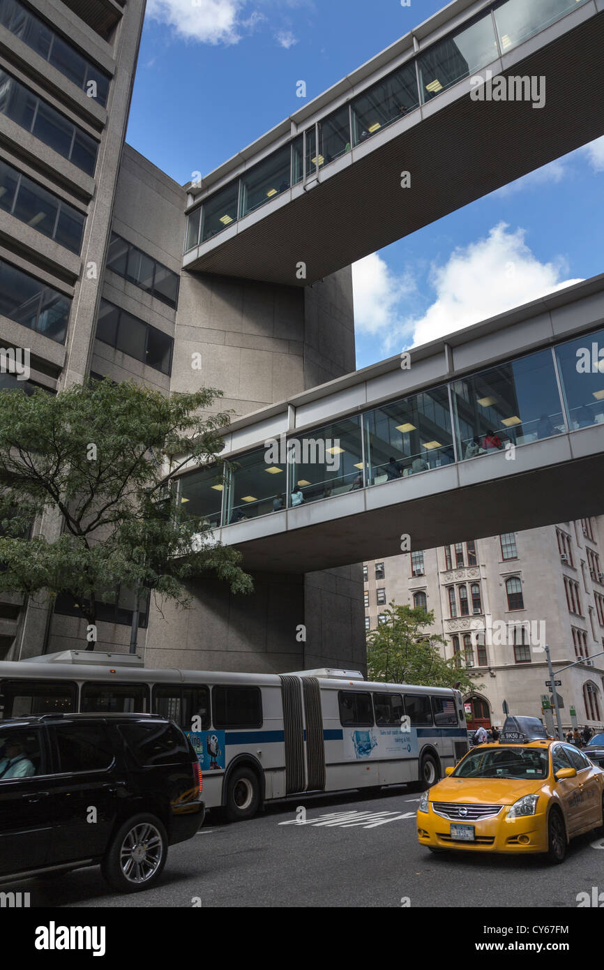 Hunter College, passages piétonniers chauffés Lexington Avenue, Manhattan, New York City, USA Banque D'Images