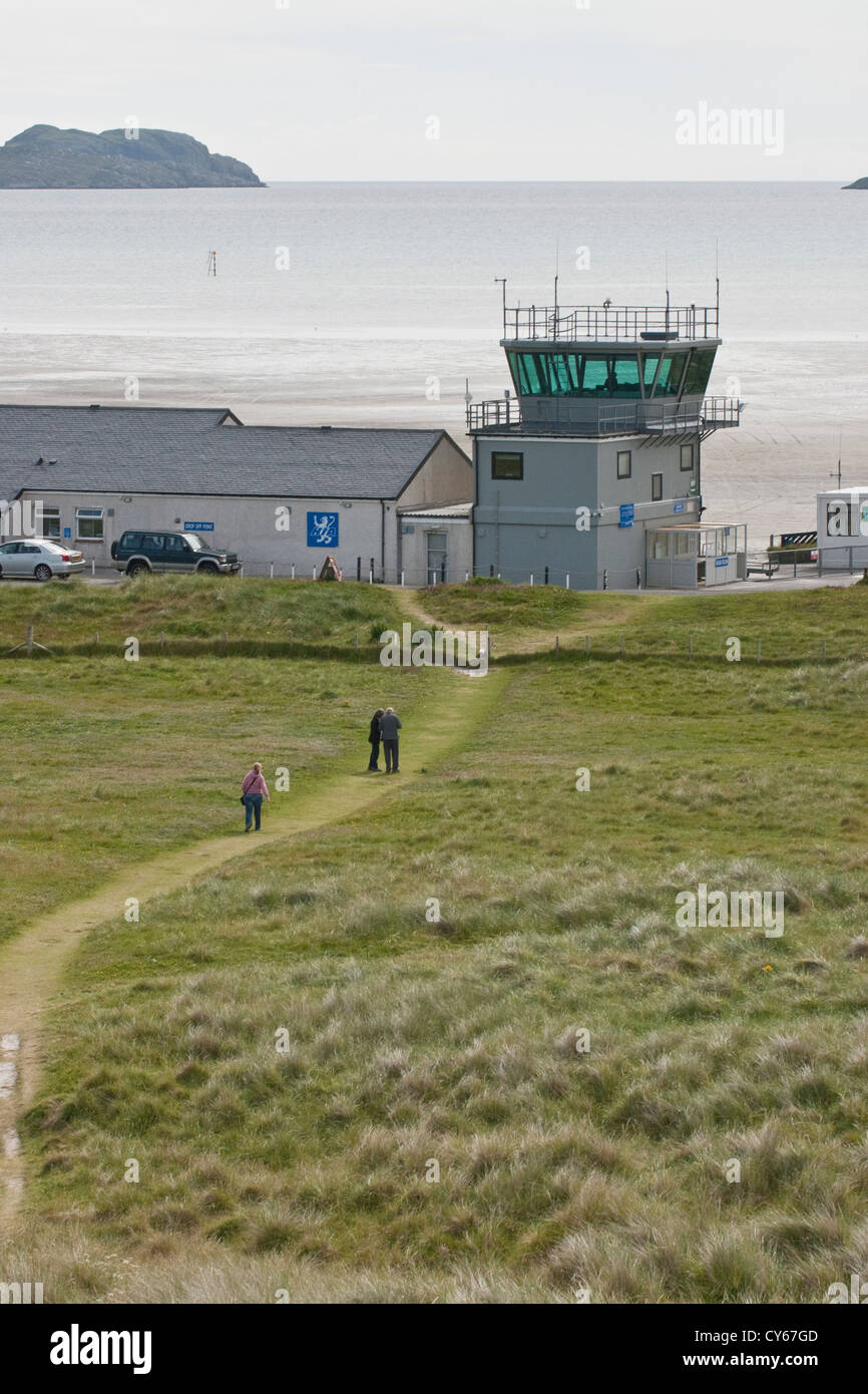 Tour de contrôle de l'aéroport de Barra. Cockle Strand Beach sur l'île de Barra, Outer Hebrides Banque D'Images