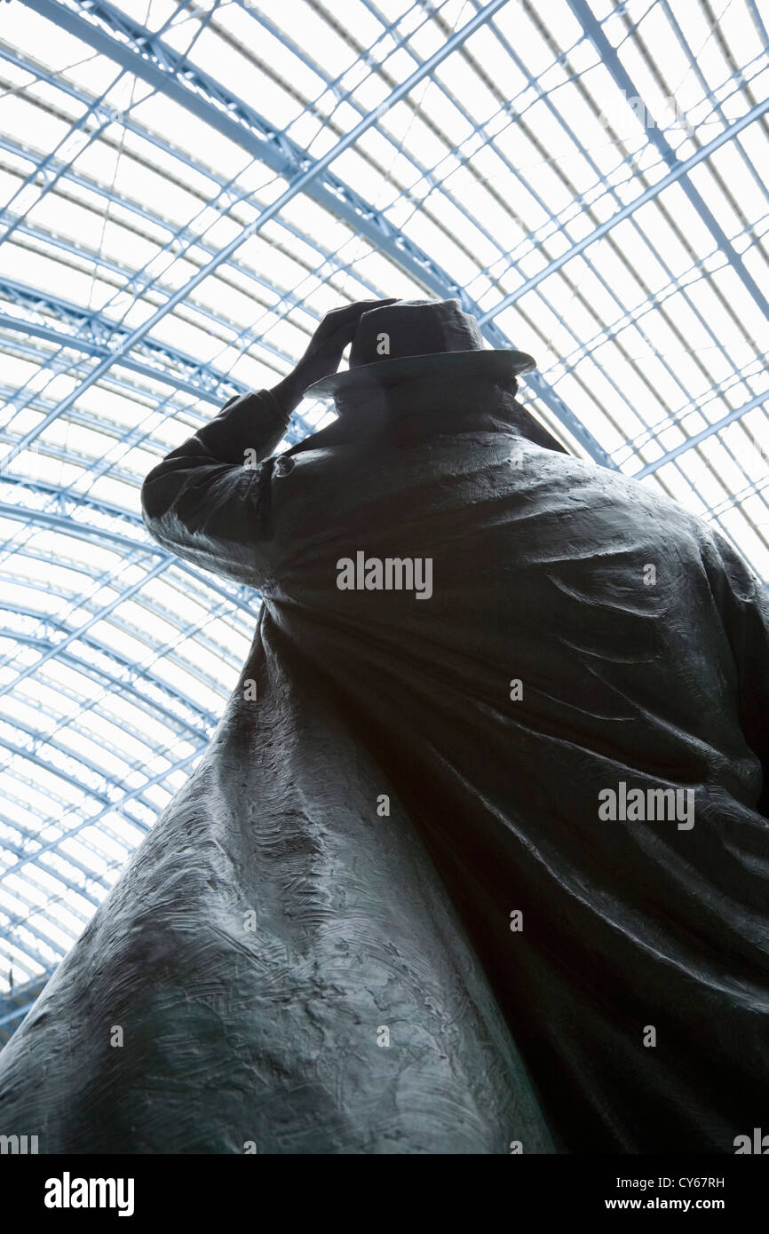 Statue de Sir John Betjeman à St Pancras International Train Station. Londres. L'Angleterre. Banque D'Images