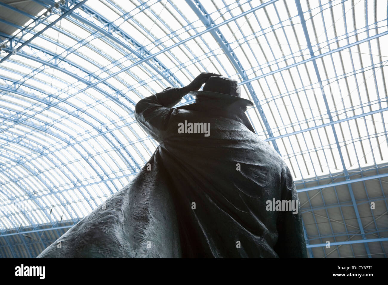 Statue de Sir John Betjeman à St Pancras International Train Station. Londres. L'Angleterre. Banque D'Images