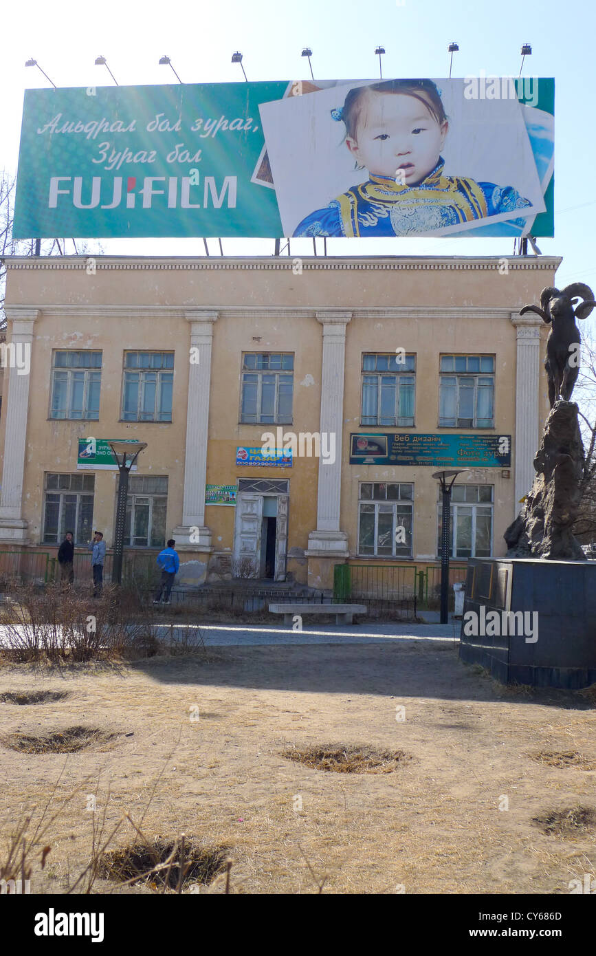 Une annonce pour FujiFilm au sommet d'un bâtiment à Oulan-Bator (ou d'Oulan Bator, Mongolie). Banque D'Images