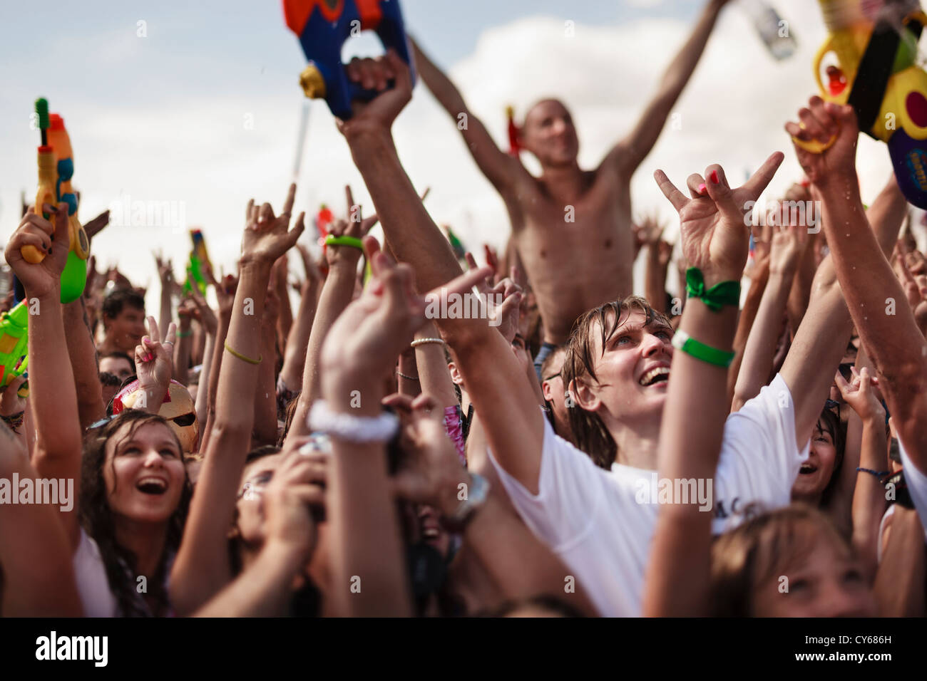 Samara ,Russie -Juillet 22,2012:beaucoup d'adolescents prendre une partie de Guerre de l'eau, photo faite avec flashmob Tilt-shift lens Banque D'Images