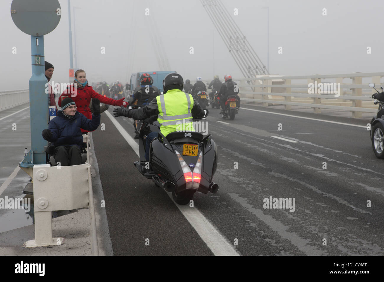 Le rassemblement annuel de motos qui est « Hoggin the Bridge ». Les motards franchissant le pont M48 jusqu'à Chepstow, au pays de Galles. Banque D'Images