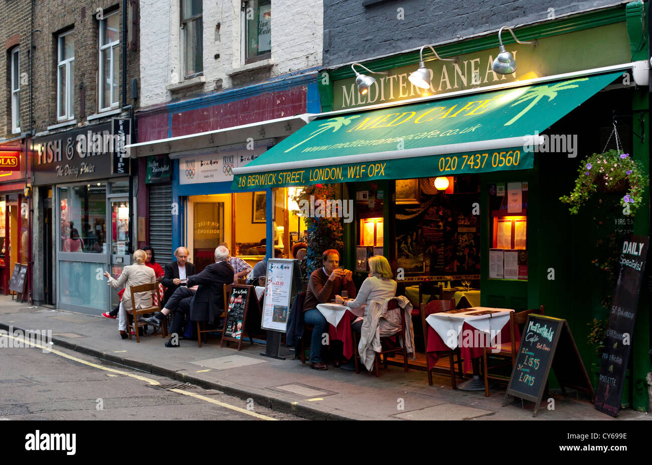 Les clients du Bistro dînant en plein air à Soho, Londres, Angleterre, Royaume-Uni. Banque D'Images