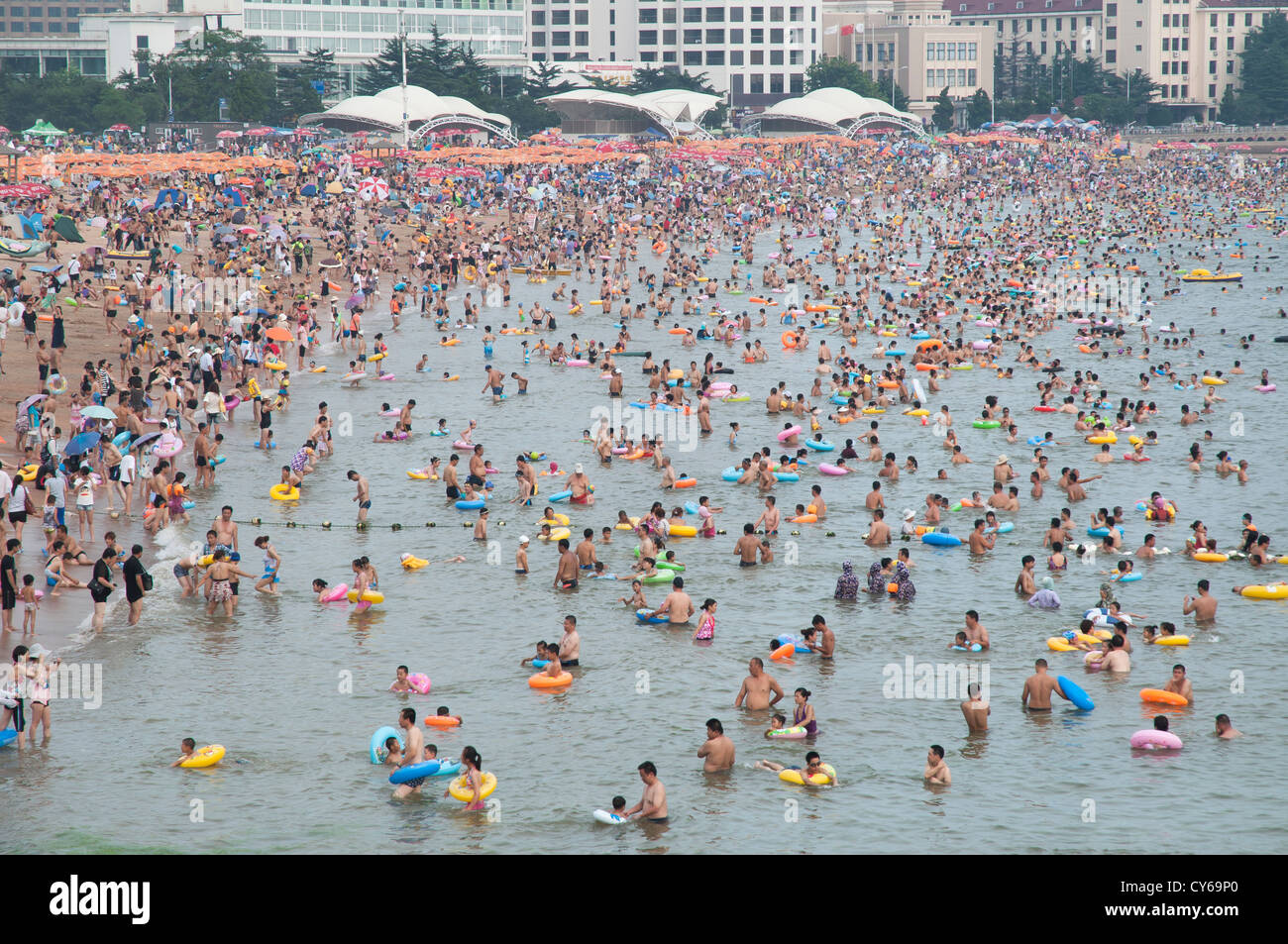 Plage bondée à Qingdao, Chine Banque D'Images