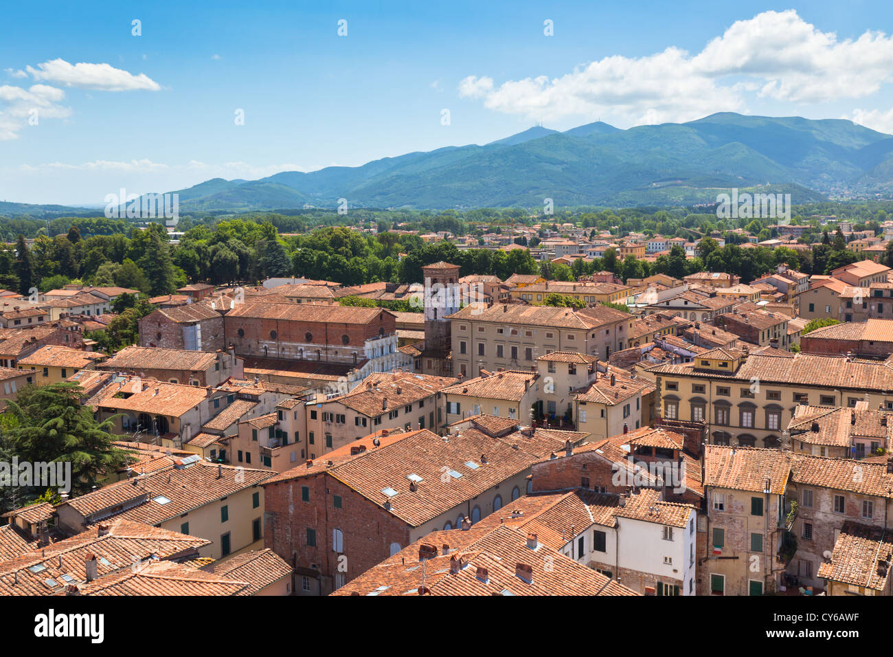 Vue sur ville italienne Lucca avec toits en terre cuite typique Banque D'Images