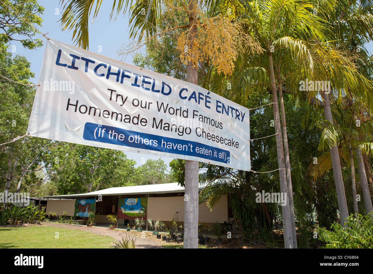 Litchfield cafe signer en mettant en évidence leurs fameux cheesecake mangue dans la région de Litchfield National Park, Territoire du Nord, Australie Banque D'Images