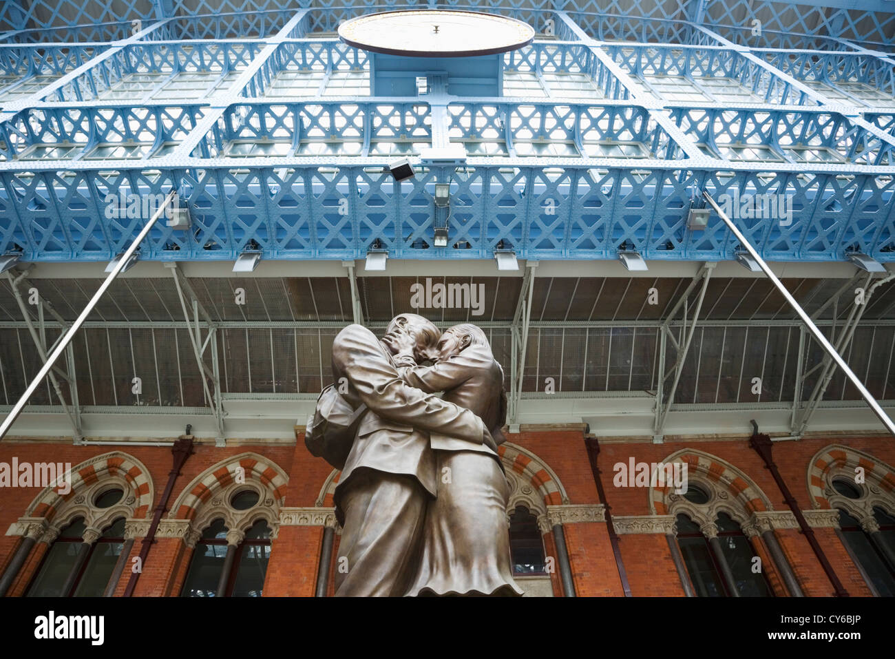 "Le lieu de rencontre' sculpture à la gare St Pancras. Londres. L'Angleterre. UK. Banque D'Images