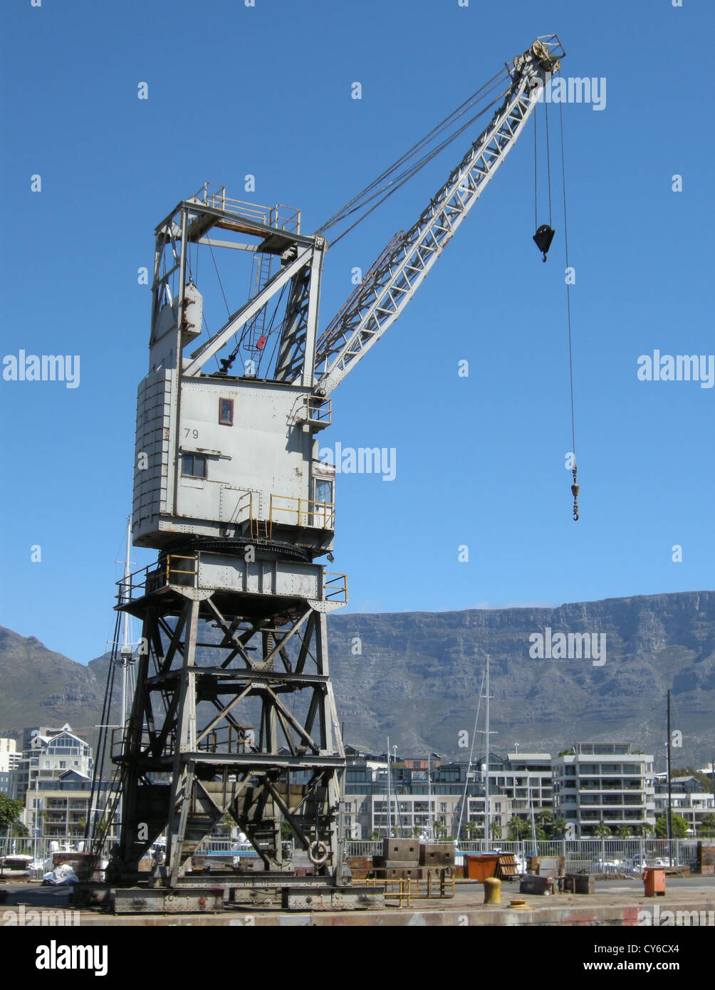 Ancienne grue dans le port de V&A Waterfront à Cape Town, avec table mountain en arrière-plan, Le Cap, Afrique du Sud. Banque D'Images