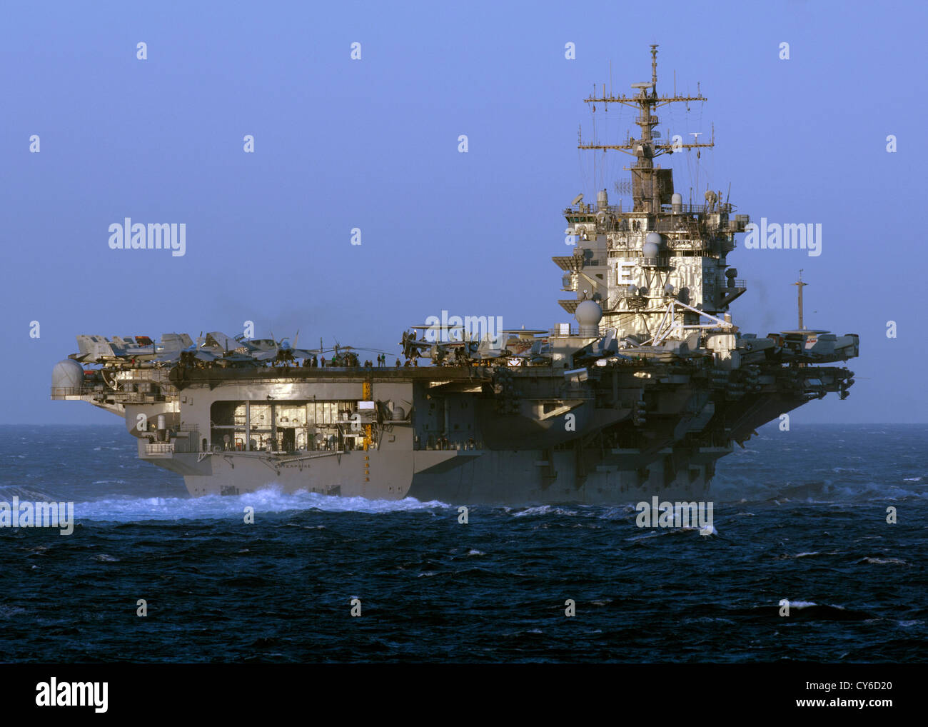 L'USS Enterprise (CVN 65) est en cours dans le détroit de Gibraltar, achevant un déploiement dans les zones de la 5e et de la 6e flotte américaine à l'appui des opérations de sécurité maritime et des efforts de coopération en matière de sécurité sur le théâtre. Banque D'Images