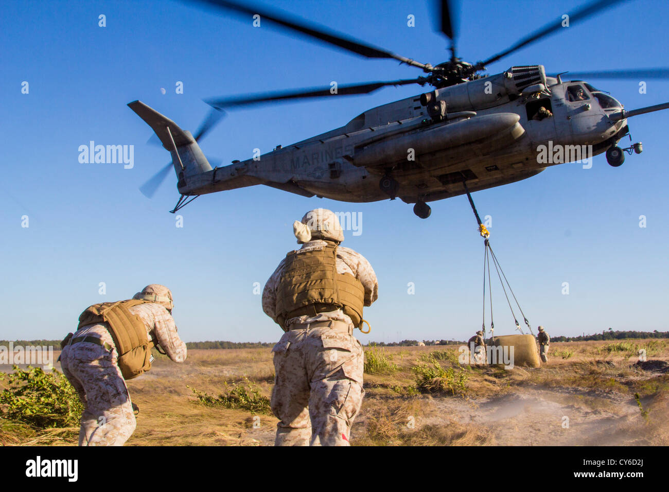 Marines affectés à la lutte contre le 26 Bataillon logistique (clb-26), 26e Marine Expeditionary Unit (MEU) Hélicoptère 26 conduite suspension formation à la zone d'atterrissage sur falcon camp Lejeune, n.c., 23 octobre 2012. Une ch-53e super stallion' affecté à l'escadron 266 à rotors basculants moyen maritime (vmm-26) soulevé et déposé deux conteneurs de 500 litres d'eau entre deux zones d'atterrissage. la formation a été réalisée dans le cadre du 26e meu la formation avant le déploiement du programme. La 26e meu est prévu de déployer en 2013. Banque D'Images