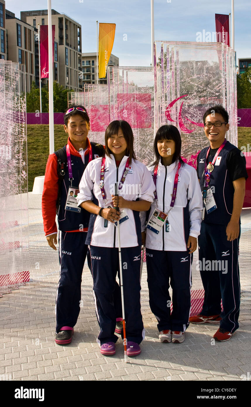 Les athlètes japonais malvoyants avec guides clairvoyants à Londres 2012 village des athlètes paralympiques Banque D'Images