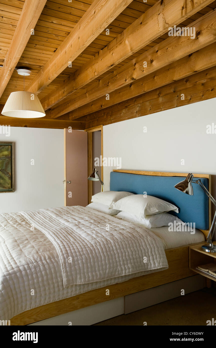 Chambre avec plafond en bois avec poutres apparentes Banque D'Images