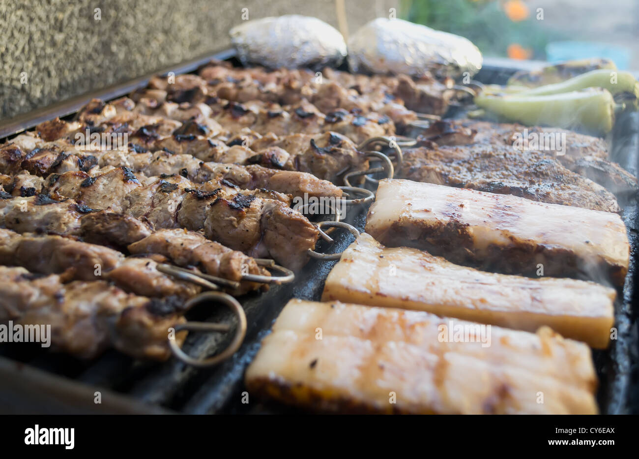 Tranches de viande juteuse, bacon, toasts et poivrons grillés - Banque D'Images