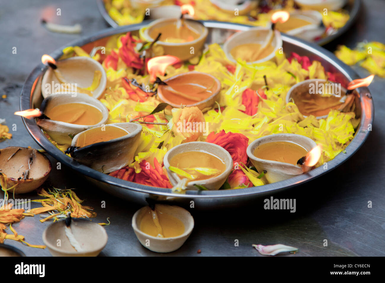 Bougies à l'intérieur du Temple Sri Veeramakaliamman à Singapour Banque D'Images