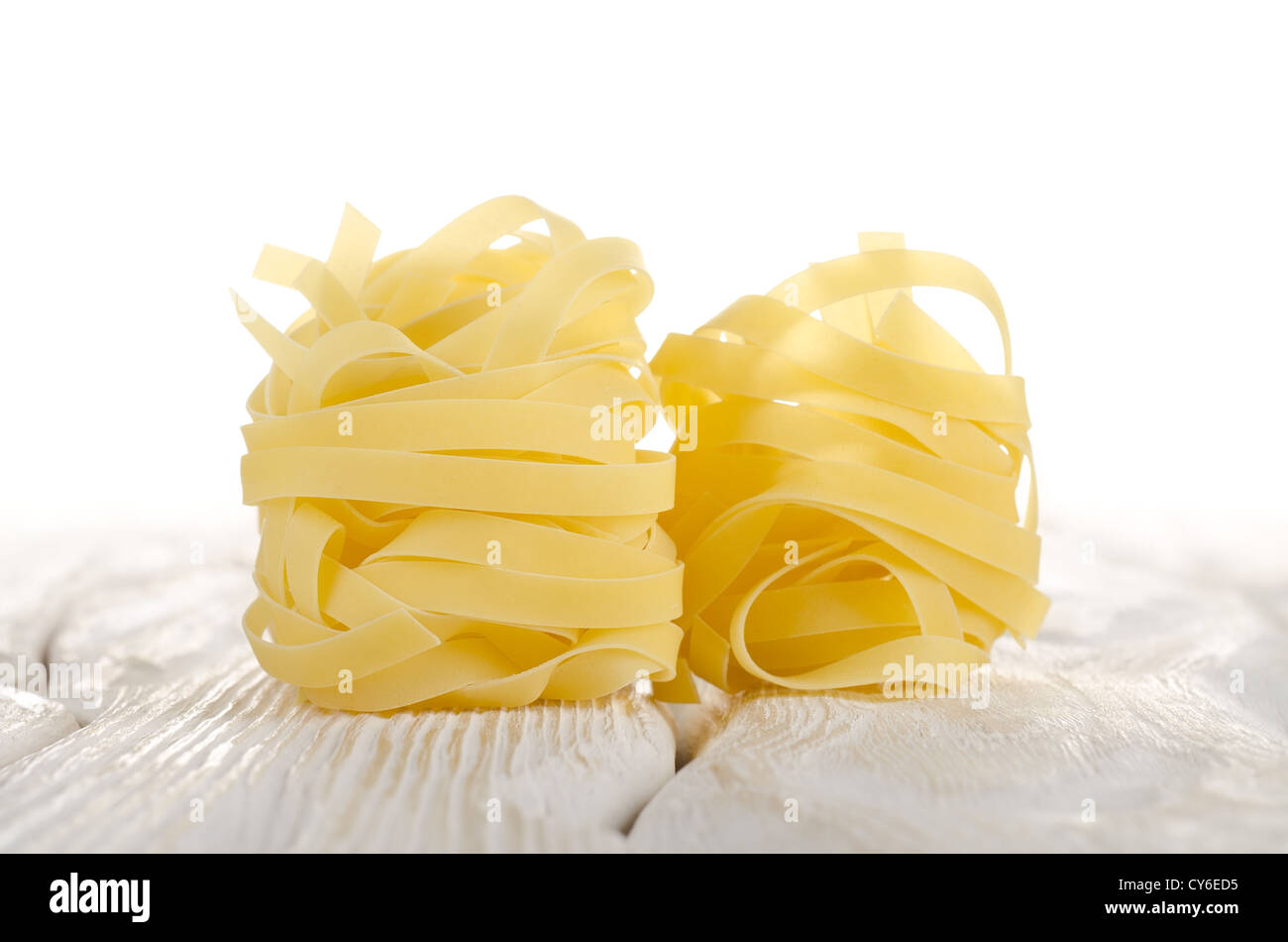 Tagliatelles de pâtes sur une table en bois blanc Banque D'Images