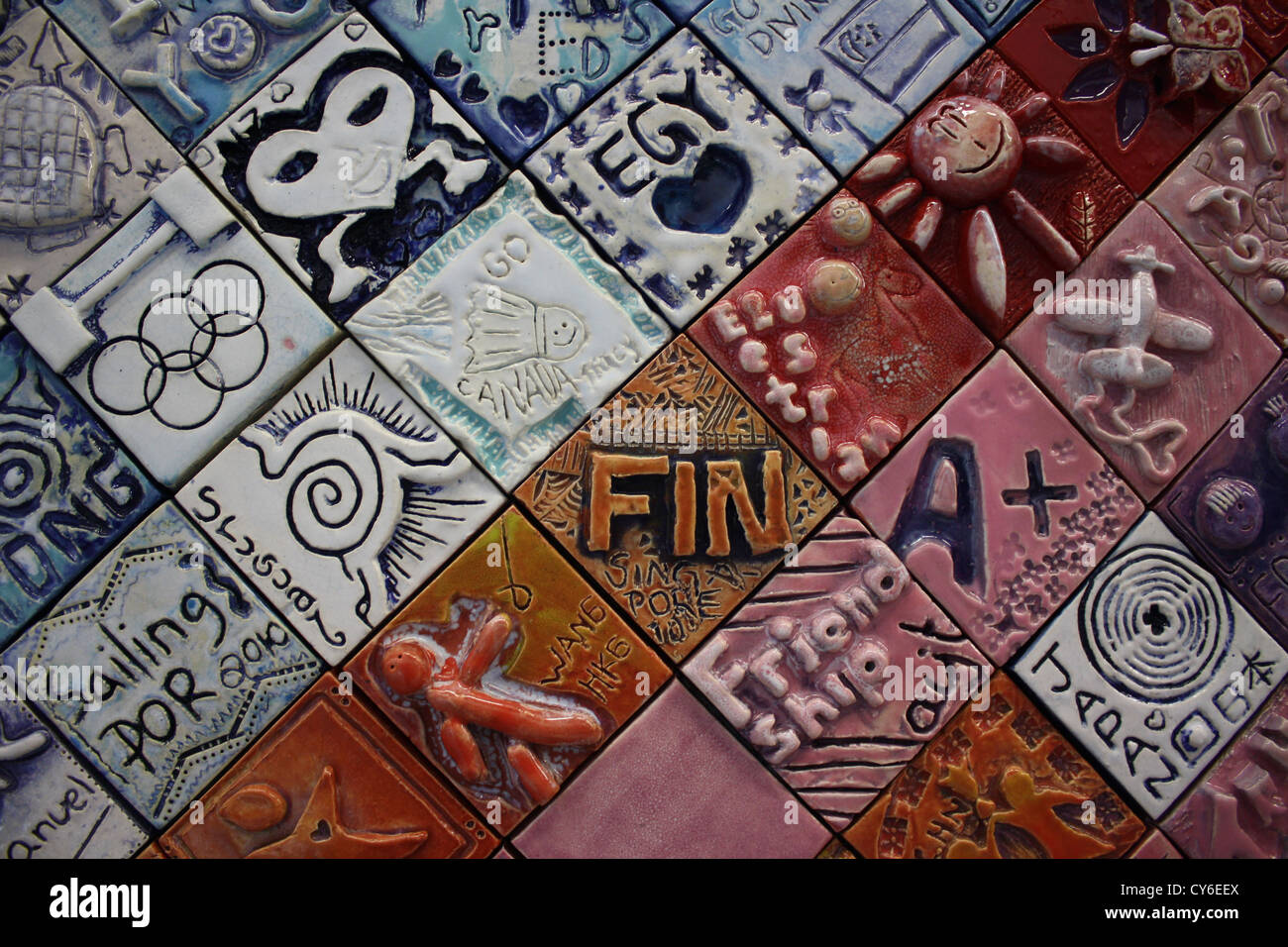Singapour Jeux Olympiques de la Jeunesse 2010 fait main unique céramique mur de carreaux Banque D'Images