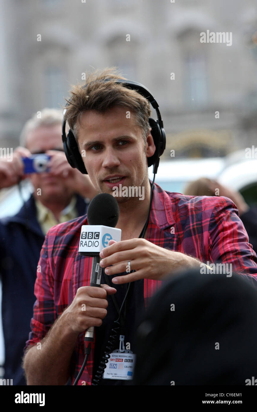 RICHARD BACON SUR UN PRÉSENTATEUR DE RADIO DIFFUSÉE AU COURS DE L'EXTÉRIEUR LE MARIAGE ROYAL EN 2011 POUR LA BBC Five Live. Banque D'Images