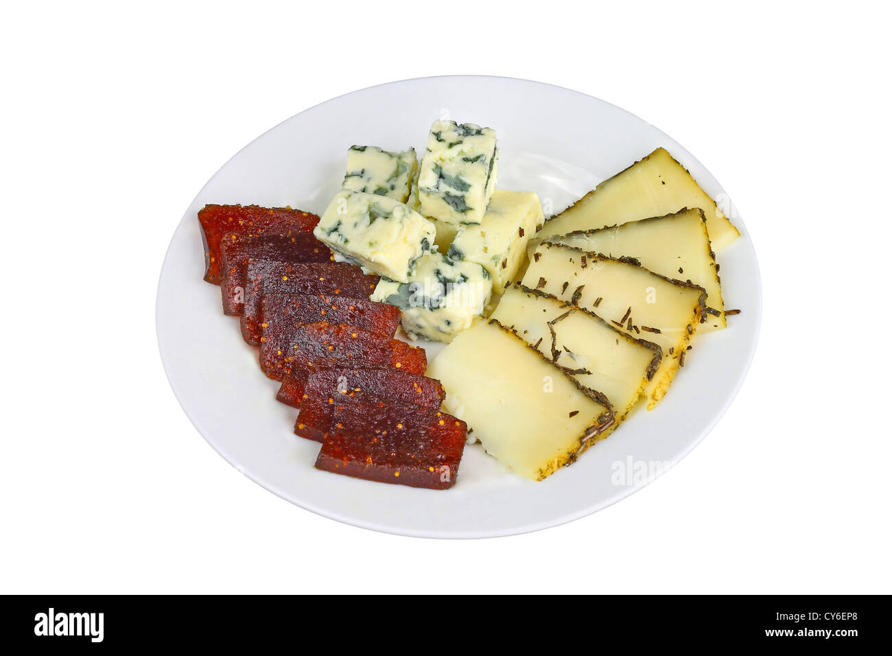 Fromage bleu et le fromage piquant avec confiture de figues tranches sur une assiette isolated on white Banque D'Images
