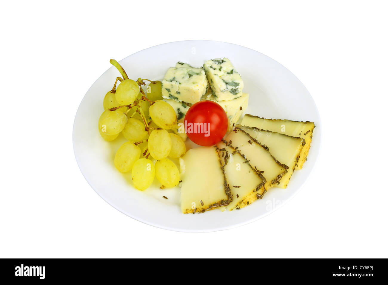 Fromage bleu et le fromage piquant avec bouquet de raisin jaune et petit rouge tomate sur une plaque isolated on white Banque D'Images