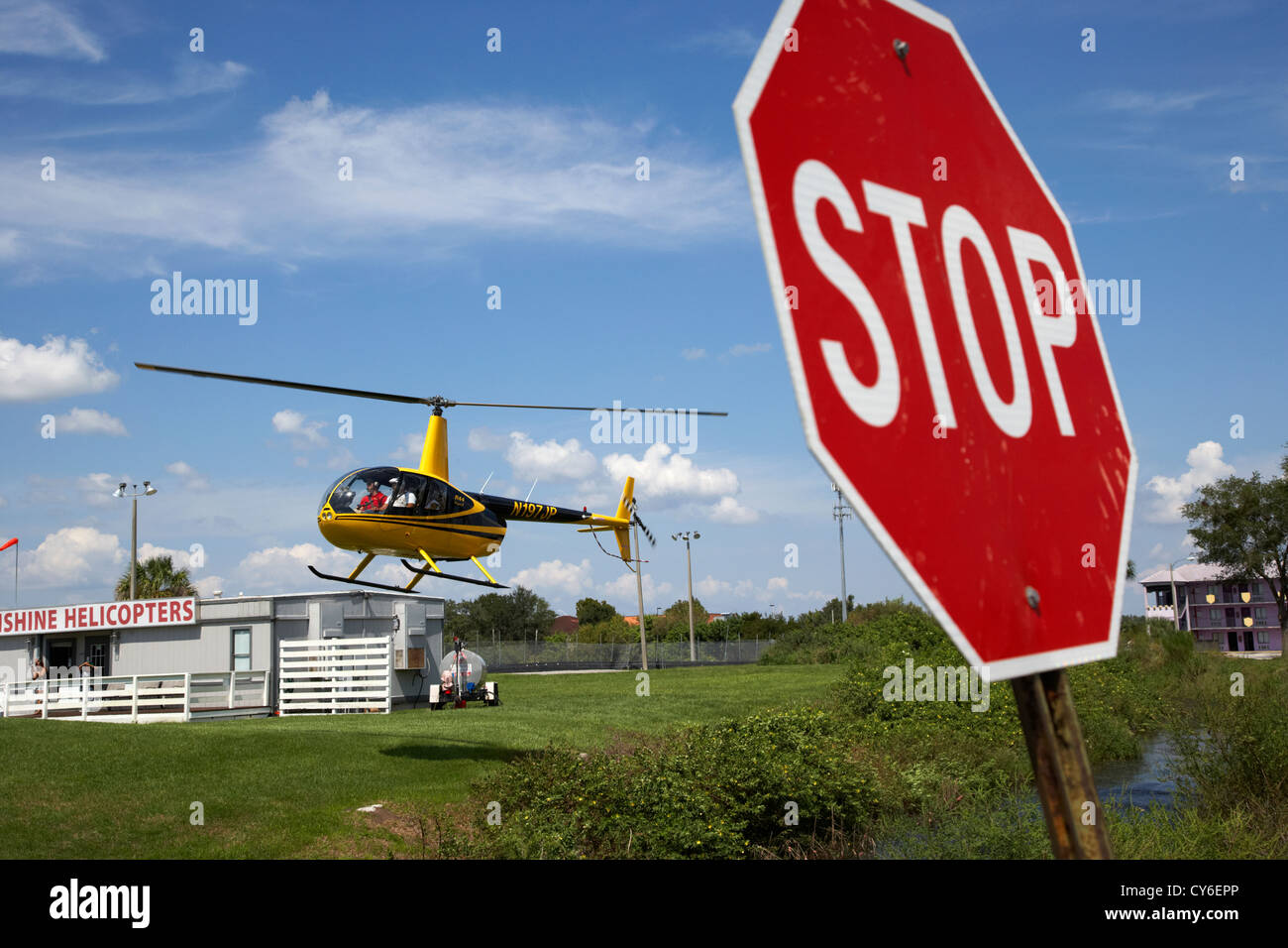 L'atterrissage de l'hélicoptère léger touristique derrière un panneau d'arrêt kissimmee florida usa Banque D'Images