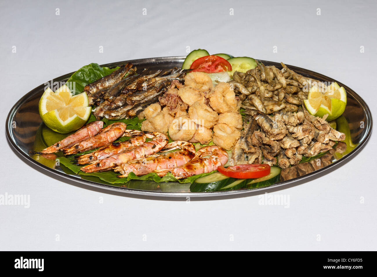 Variété alimentaire grec avec divers poissons, crevettes et calamars en tranches Banque D'Images